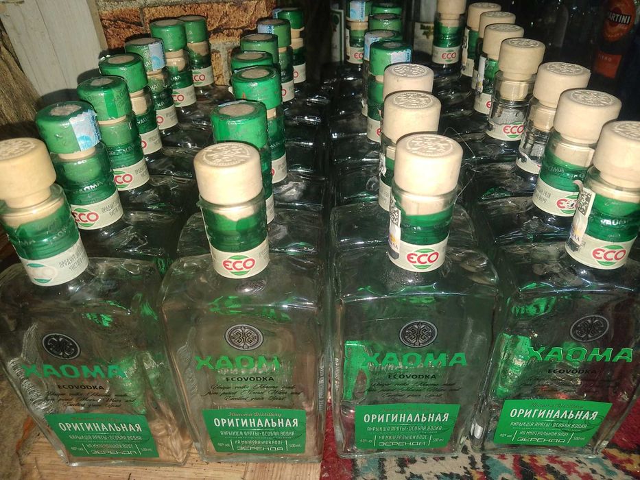 ПРОДАМ БУТЫЛКИ СТЕКЛЯННЫЕ из-под водки ХАОМА. Чистые ! Объём 0,5 литра