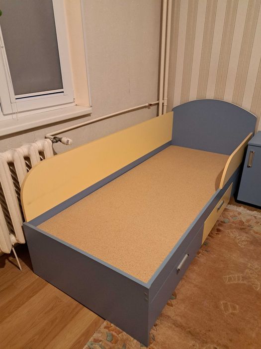 2 paturi 90x200, 2 noptiere, masa birou