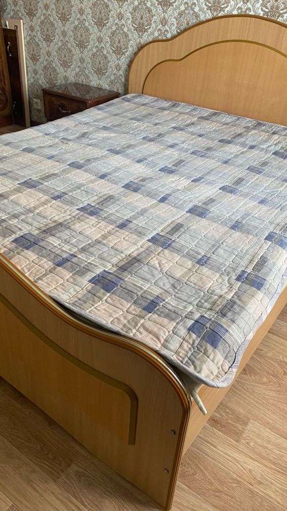 Продам двухспальную кровать