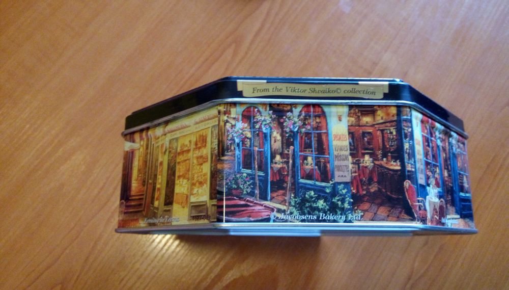 Метална кутия за бисквити  с картини на Виктор Швайко - Viktor Shvaiko