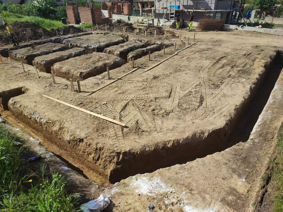 Inchiriez miniexcavator/execut lucrari/ demolări