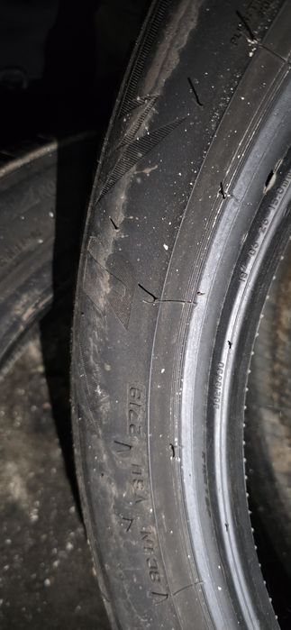 Гуми 2бр 225/50/18 - 1бр  93лв