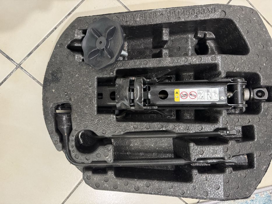 Jeep grand cherokee SRT Оригинален комплект за смяна на гума / крик