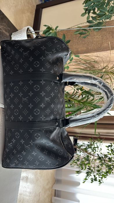 Vand geanta LV. Noua, cu eticheta. Arata f bine. Ideala pt calatorii