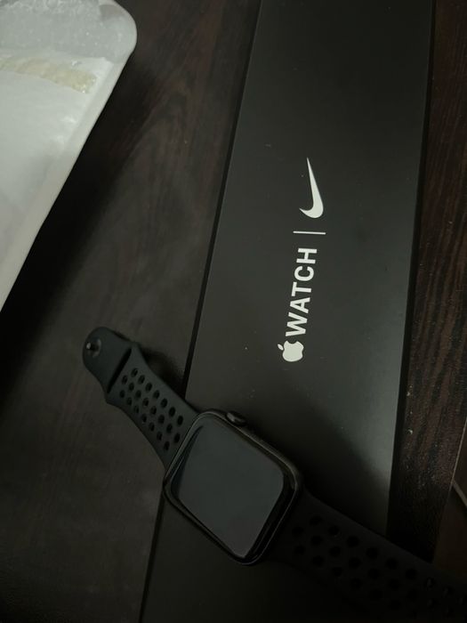Apple watch SE nike edition 44 MM Aluminum & Ceramic case