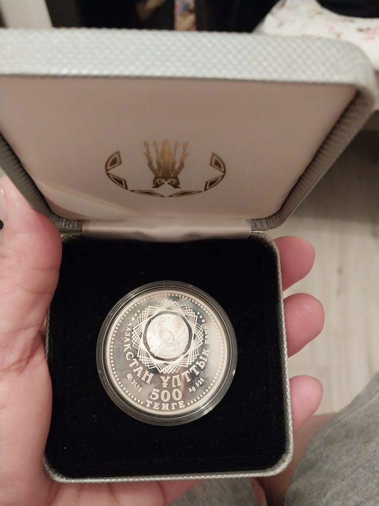 Серебряное монета с номиналом 500 тн .925 пробы