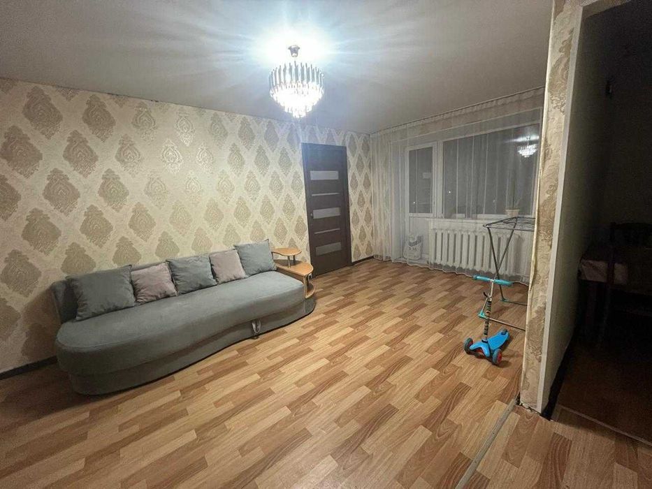 Продам 2 комн квартиру 12мкр возле остановки Горняк
