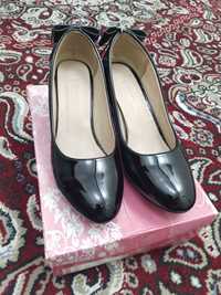 чёрные лакированной  туфли  высота 5- 6 см