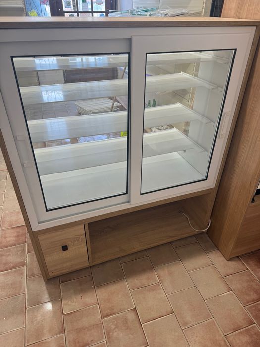 Неутрална витрина с лес осветление