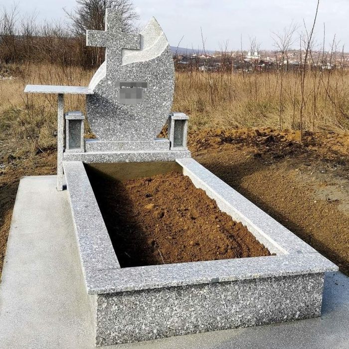Vând monumente funerare