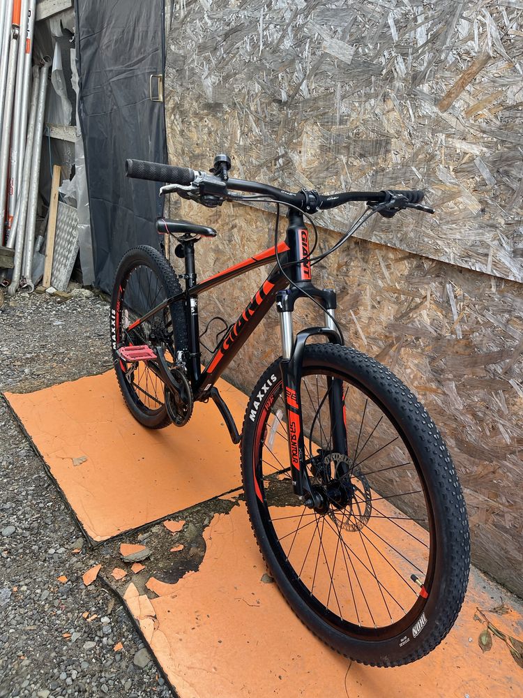 Bicicleta giant frane pe disc hidraulice roti 27.5” cadru aluminiu S