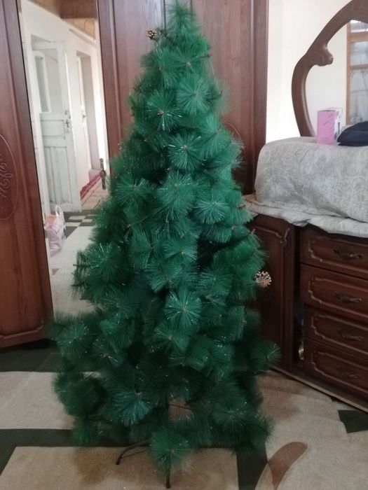 Archa oyinchoq chiroqi bilan