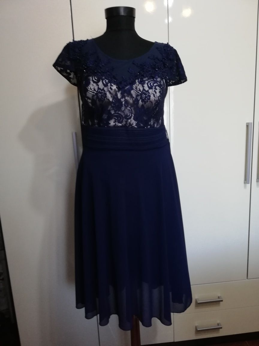 Rochie de gală din mătase și dantelă.