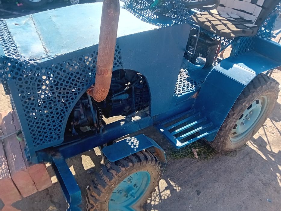 Vând tractor cu plug și prasitoare