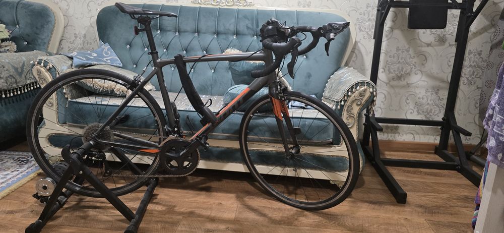 Шоссейный велосипед Giant CONTEND + велостанок