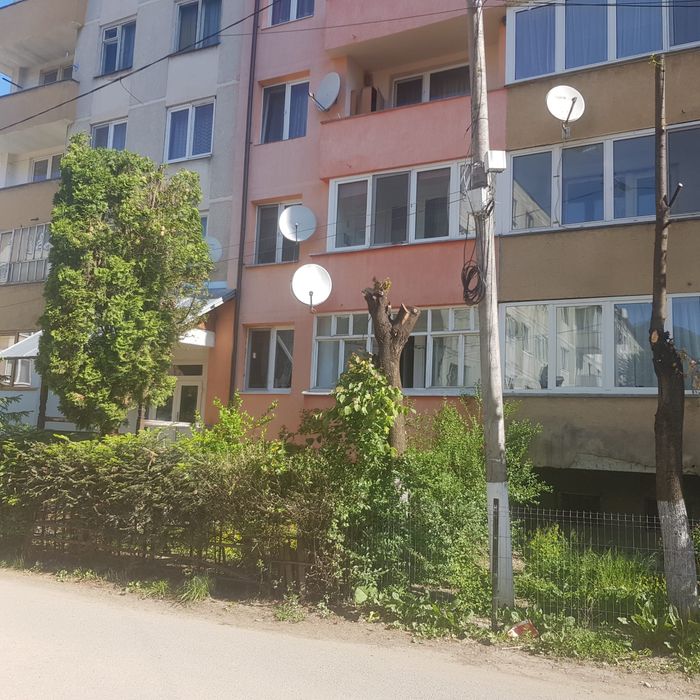 Vânzare apartament 3 camere ,  garaj şi boxǎ  .
