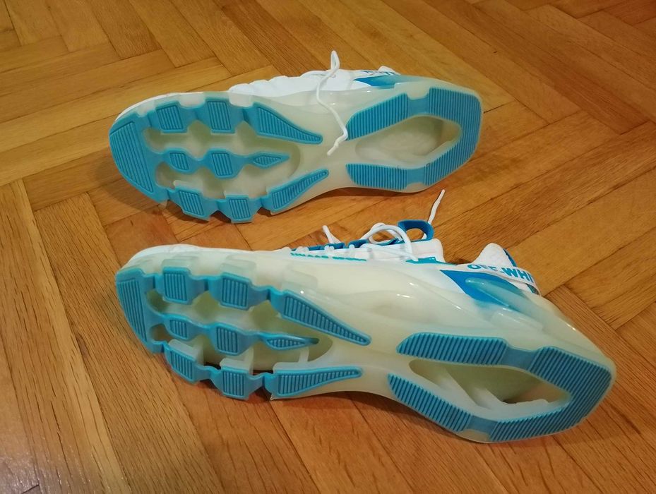 Чисто нови бели маратонки