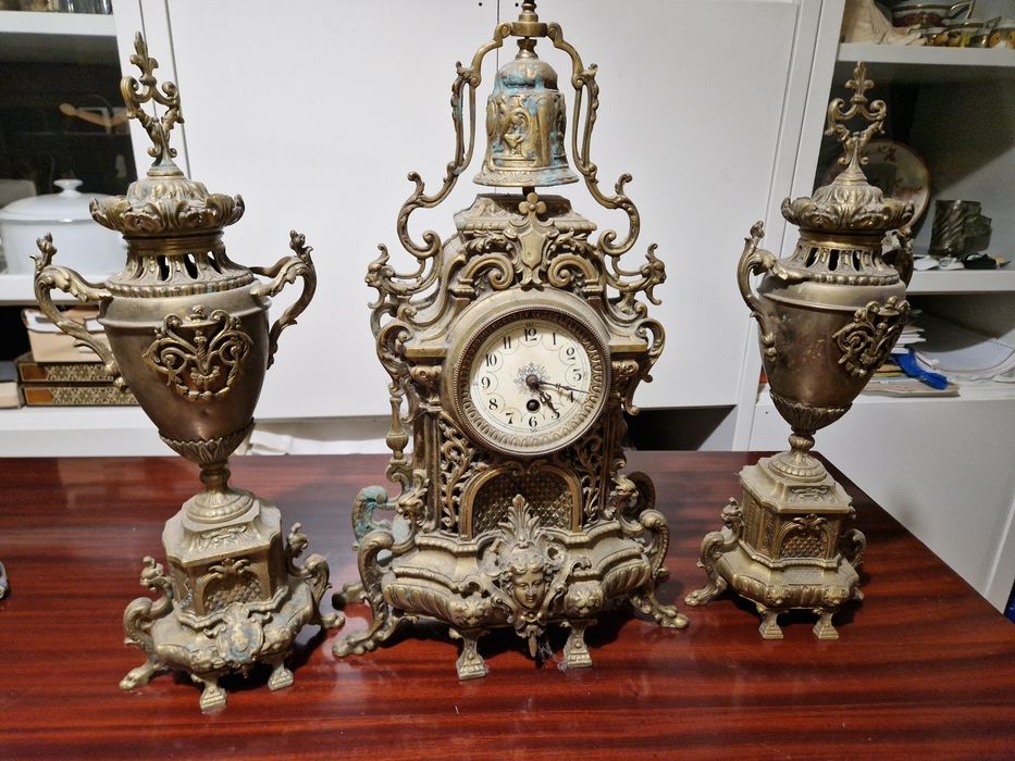 Антикварен каминен часовник с 2 вази - канделабри / Каминен гарнитур