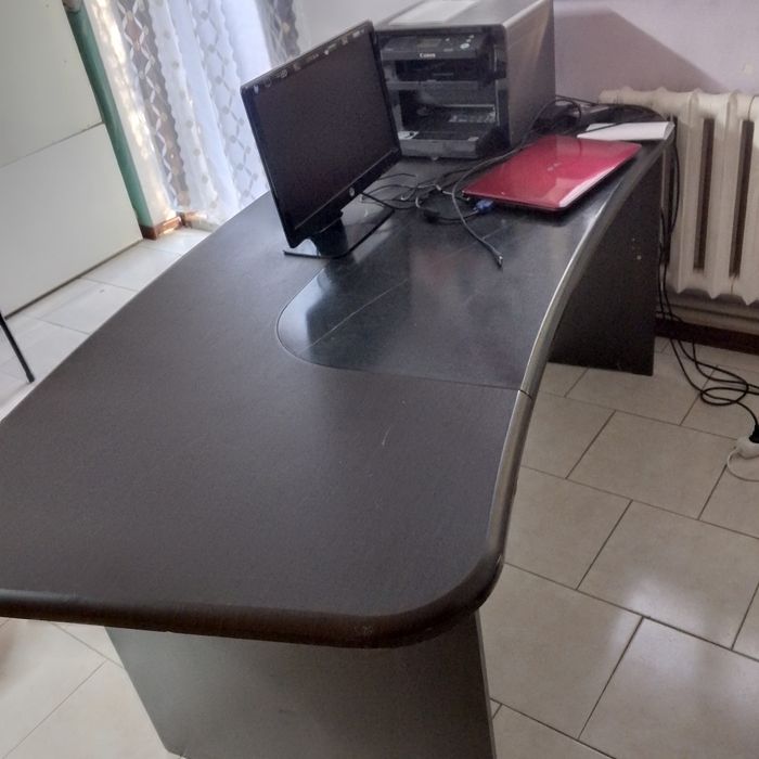 Продам 2 офисных стола