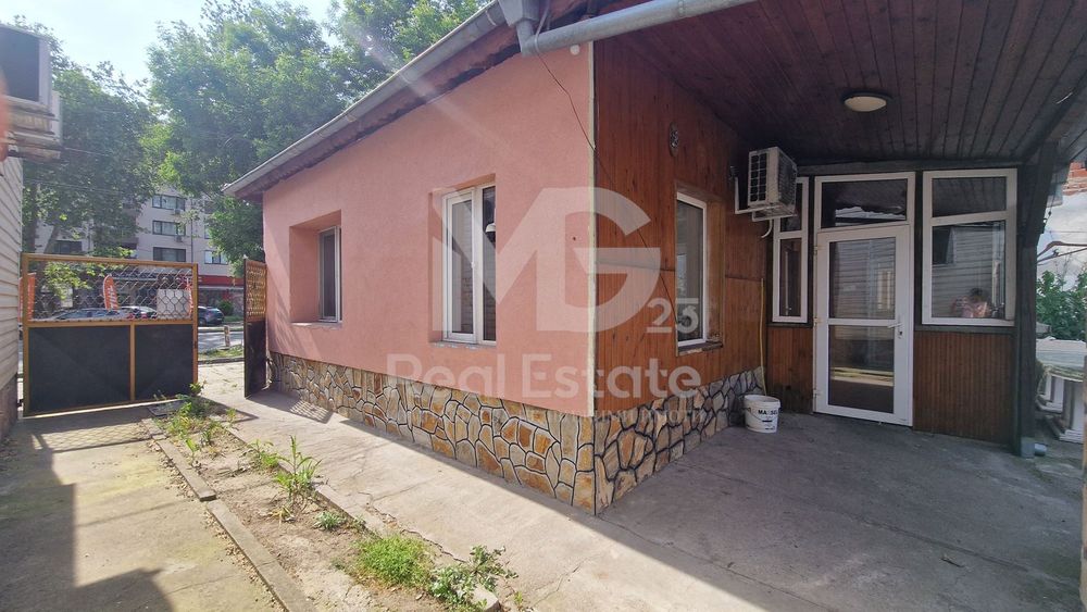 Едноетажна къща с двор и гараж!