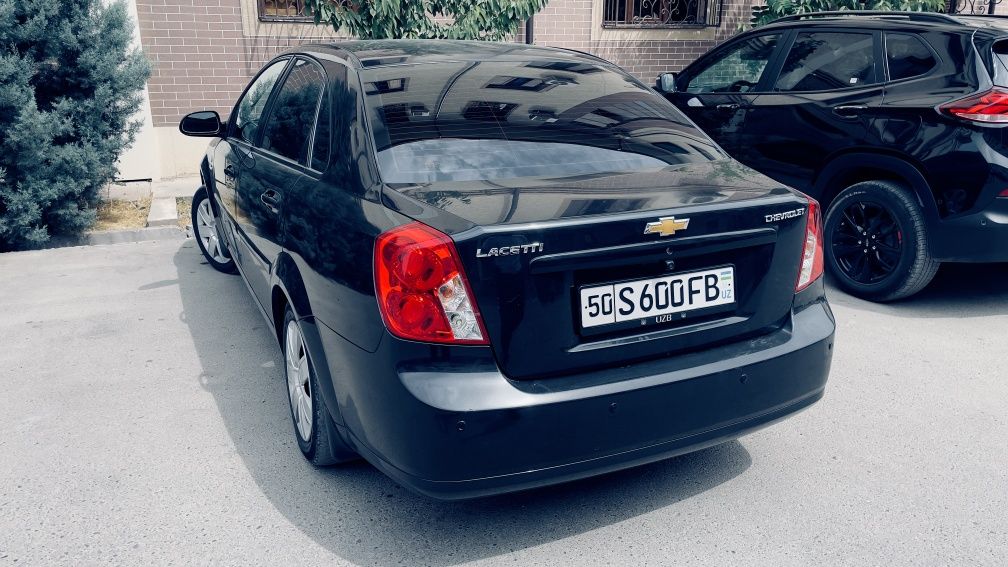 Lacetti 1.8 sotiladi
