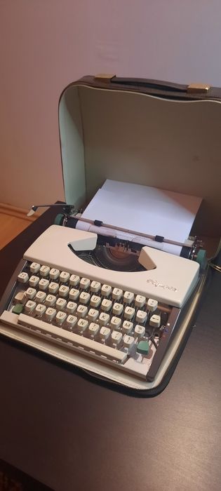 Mașină de scris portabilă Olympia