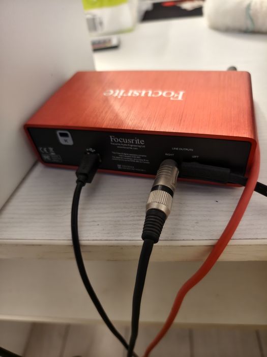 Scarlett 2i2 Studio Bundle – Amplificator, Microfon, Căști și Stativ