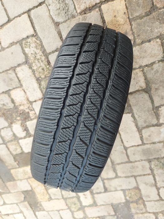 O bucată 225/215 60/55 R17C M+S iarnă - una Continental Semperit Falke