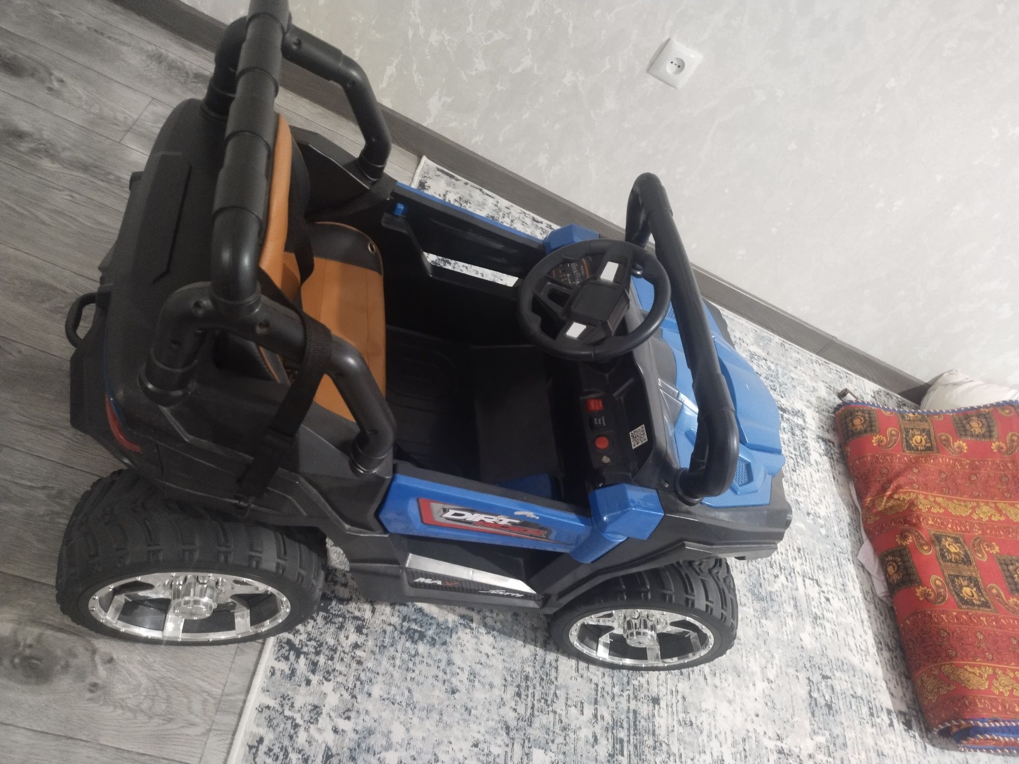 Продам машину детскую
