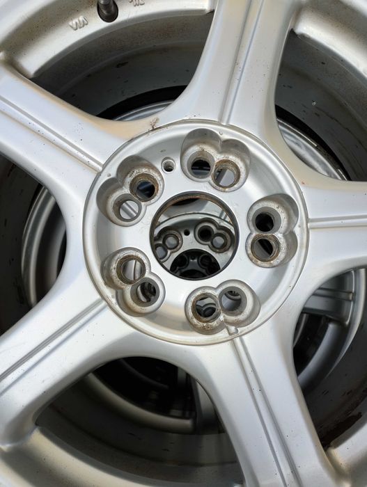 Jante aliaj cu două rânduri de găuri.