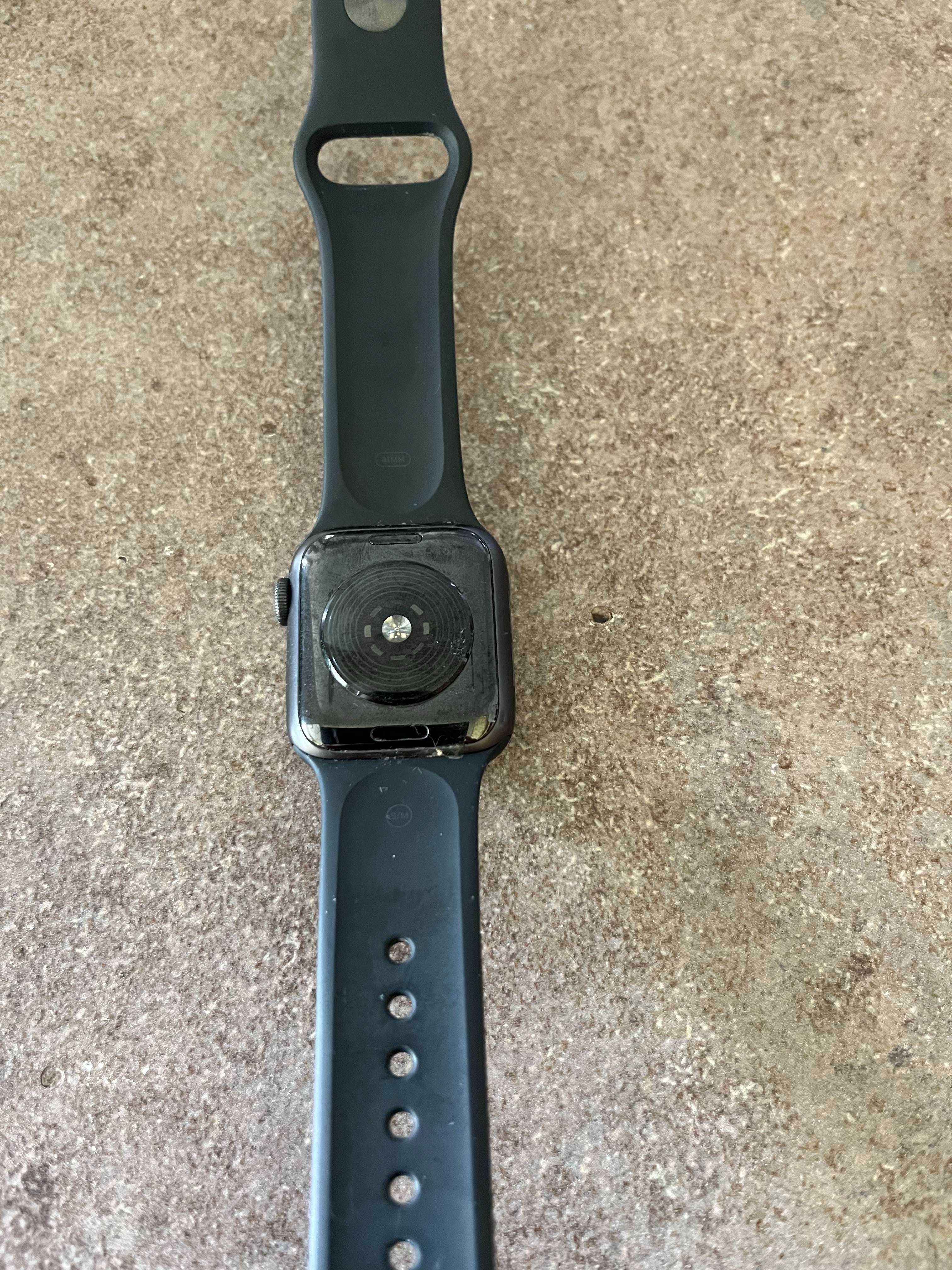 Продавам Apple watch se2 40mm