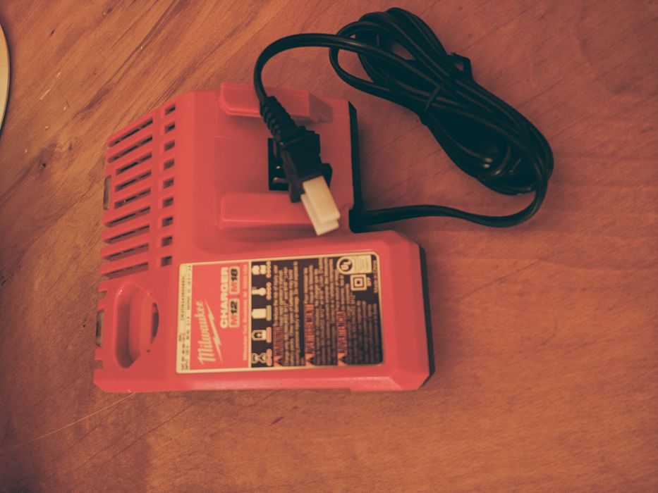 Milwaukee зарядно устройство