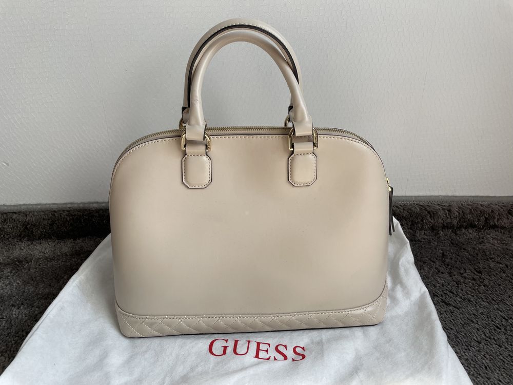 Бежова чанта Guess