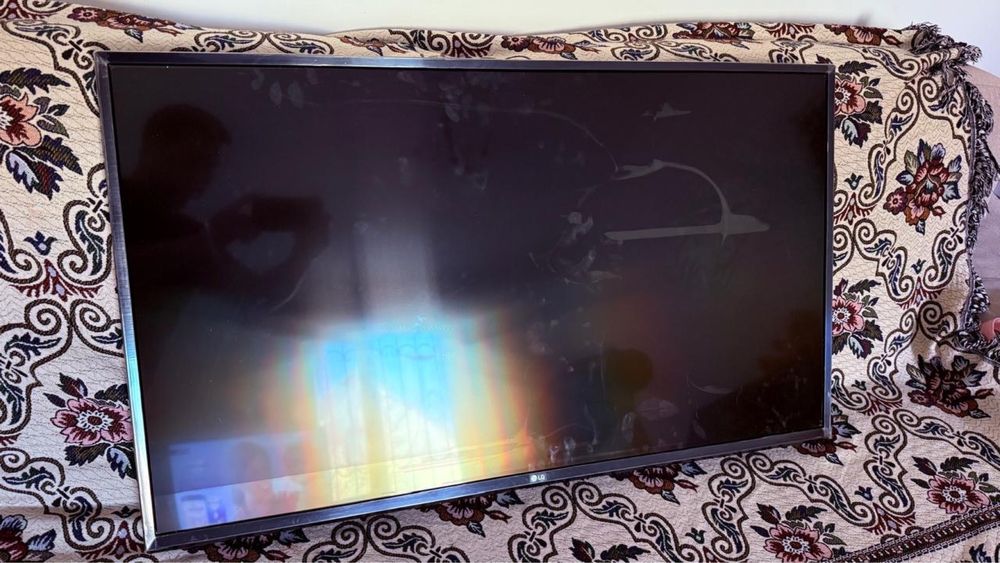 Продам smart tv LG цена договорная , экран не польностью работает