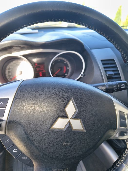 Vând Mitsubishi Outlander