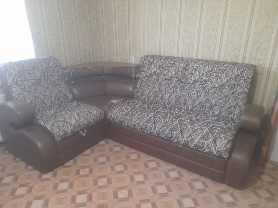 Продам диван угловой б/у