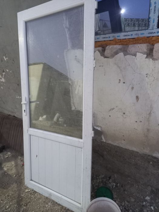 Есік пластик 25мың тг  ені 1мтр ұзындығы2мтр