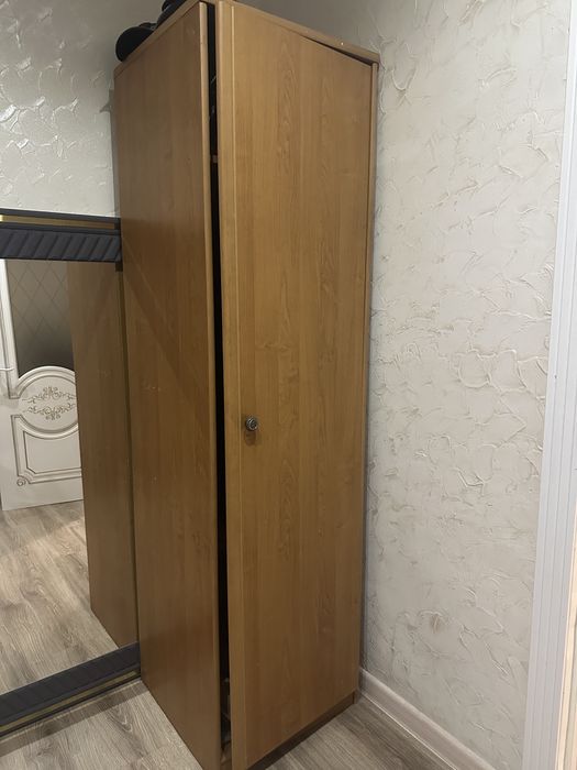 Шкаф плательный и кровать