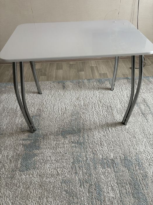 Стол кухонный ,обеденный,в хорошем состоянии,