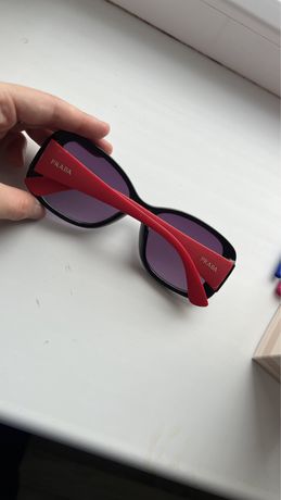 Солнцезащитные очки и красные сапоги осенние
