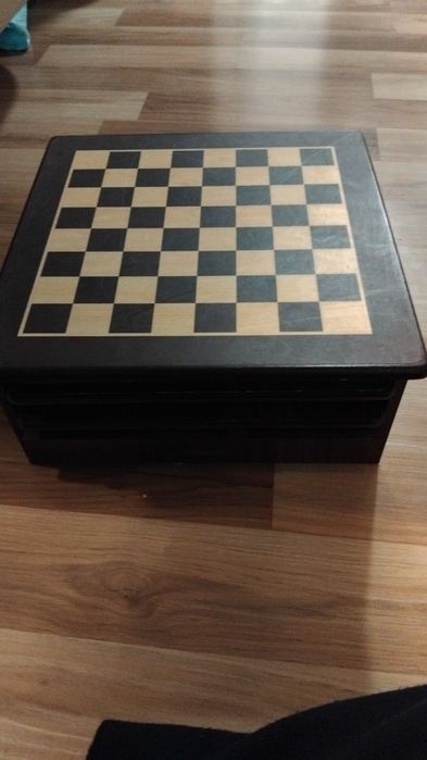 Tabla sah cu mai multe jocuri in sertare