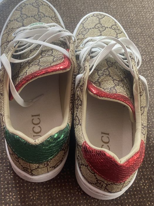 Vand  adidasi Gucci