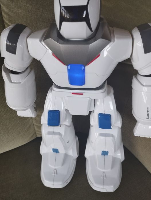 Robot inteligent cu telecomandă-jucărie educativă