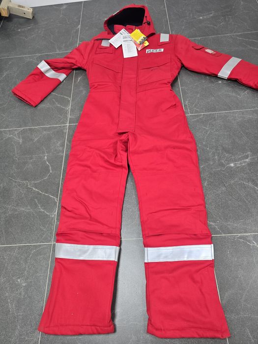 Рабочий зимний комбинезон в количестве 2-х штук.