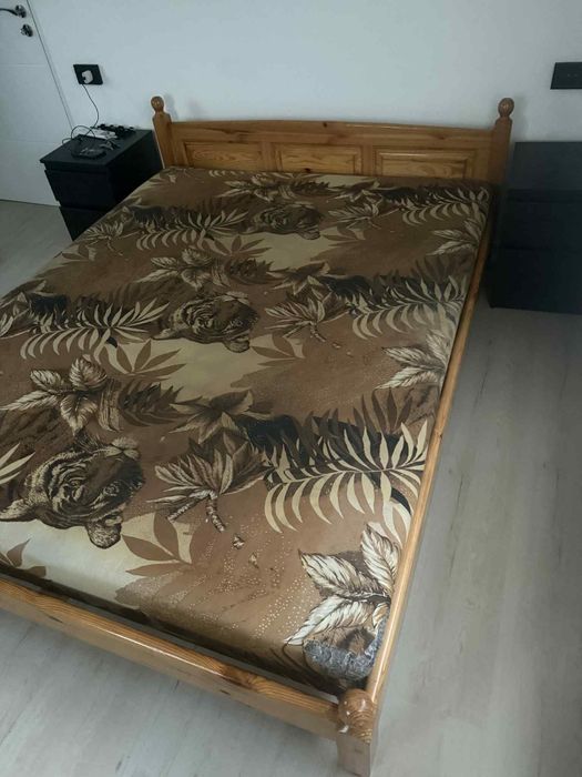 Продавам спална с матрак