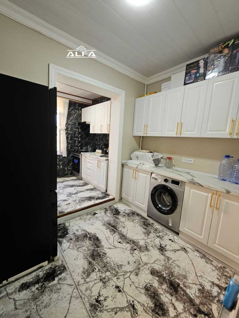 Buxoroda kvartira sotiladi 3 xonali 80m² 3-qavat.