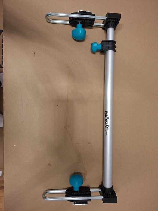 Distantier reglabil pentru montat usi