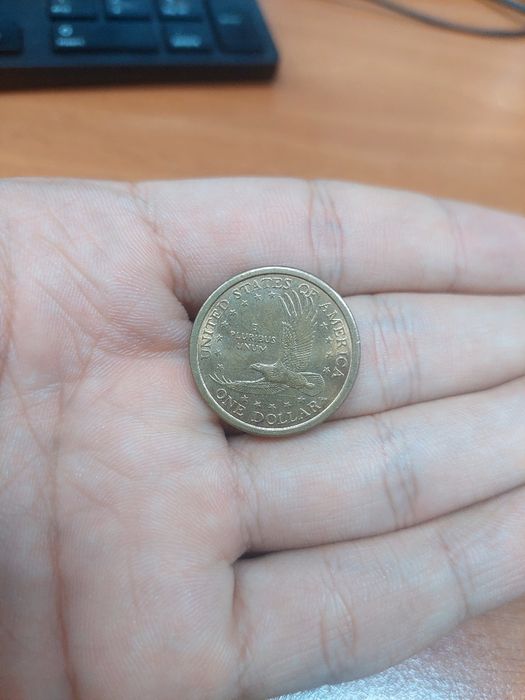 Монета номиналом в 1 доллар