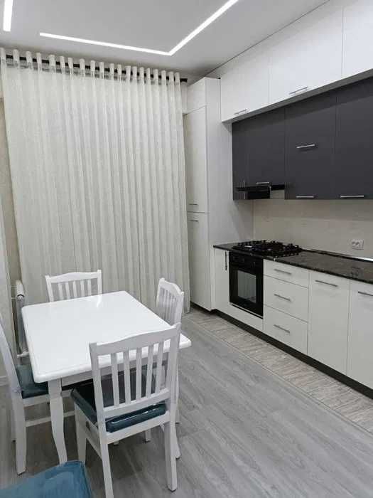 Сдам евро 2-комн квартиру 4/8 на Чиланзаре, метро Новза.124*