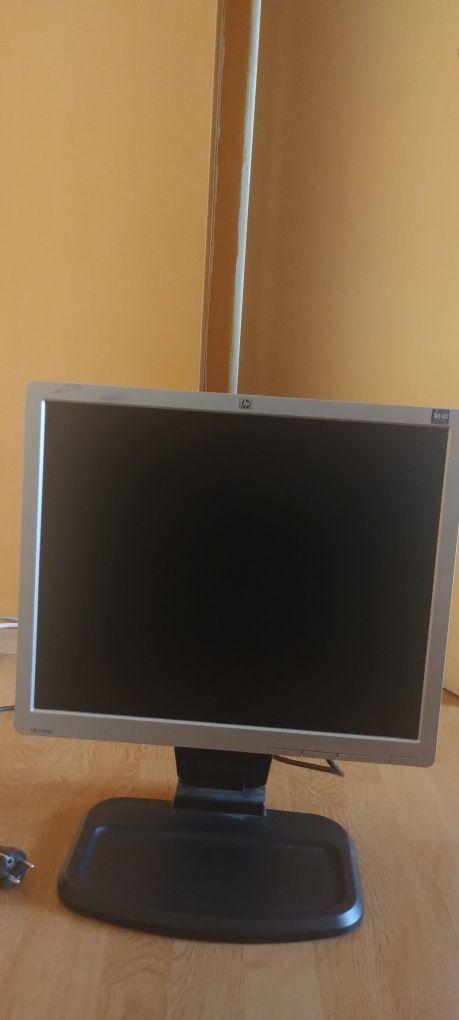 Монитор HP със стойка